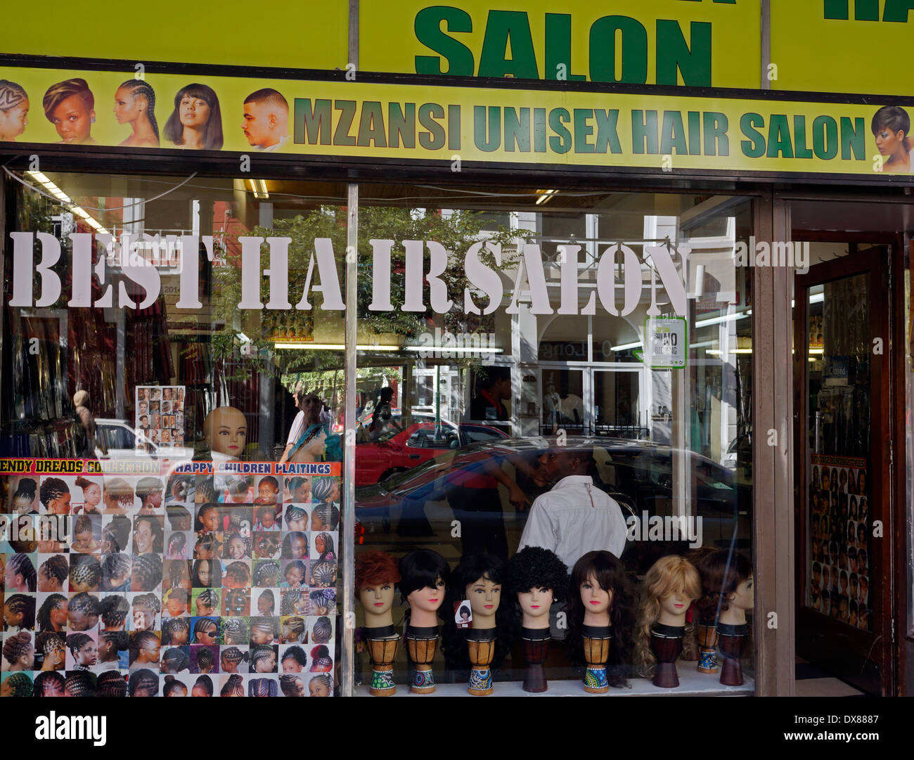 Afrikanischer Friseursalon, Long Street, Kapstadt, Südafrika. Stockfoto