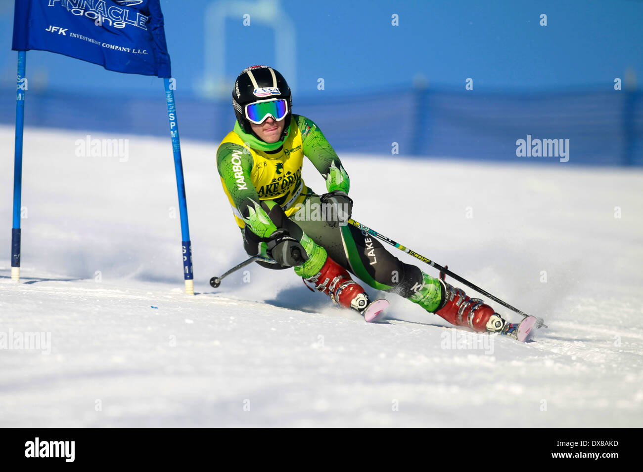 Ein alpines Skier an einem Tor während des Rennens auf den Riesenslalom-Kurs. Stockfoto