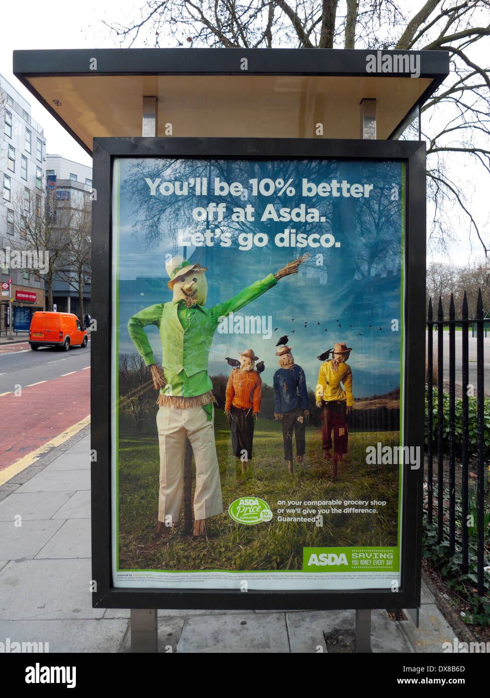 Asda Poster 'Sie werden 10% besser auf Asda Let's Gehen Sie Disco' Werbung auf Bushaltestelle Tierheim in Bethnal Green London E2 England GB KATHY DEWITT Stockfoto