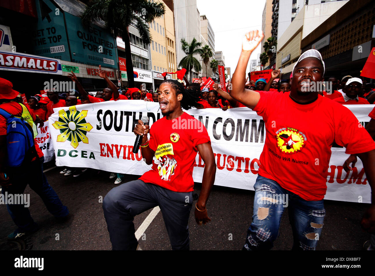 Durban, Südafrika. 19. März 2014. Mehrere tausend Mitglieder von der National Union of Metal Arbeitnehmer von South Africa marschierten durch zentrale Durban zu Protesten für mehr Arbeitsplätze, vor allem die Jugend. Sie kamen später in die Durban Rathaus Gärten wo Zwelinzima Vavi, die hängende Congress SA Gewerkschaften Generalsekretär ihnen gerichtet. Bildnachweis: Giordano Stolley/Alamy Live-Nachrichten Stockfoto