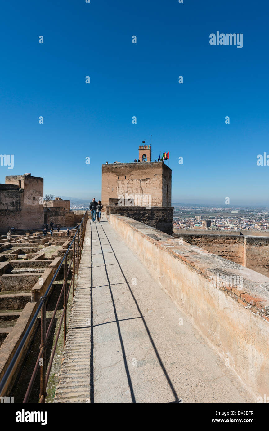 Zinnen auf der Alcazaba in Richtung der Wachturm Torre De La Vela Stockfoto