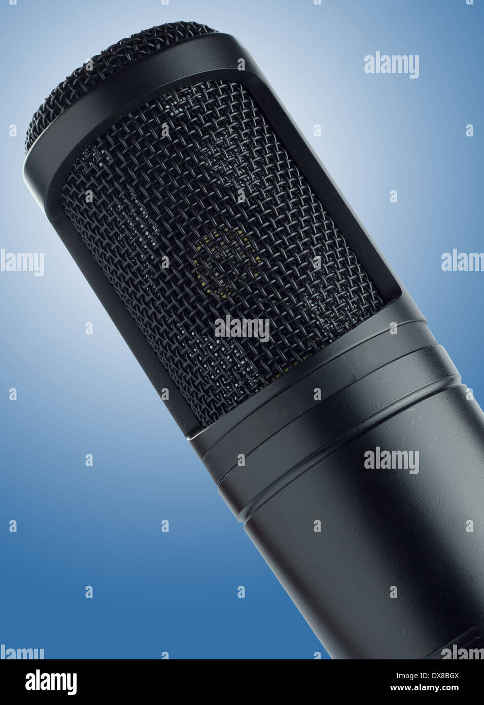 Kondensatormikrofon auf blauen Gradienten Hintergrund Stockfoto