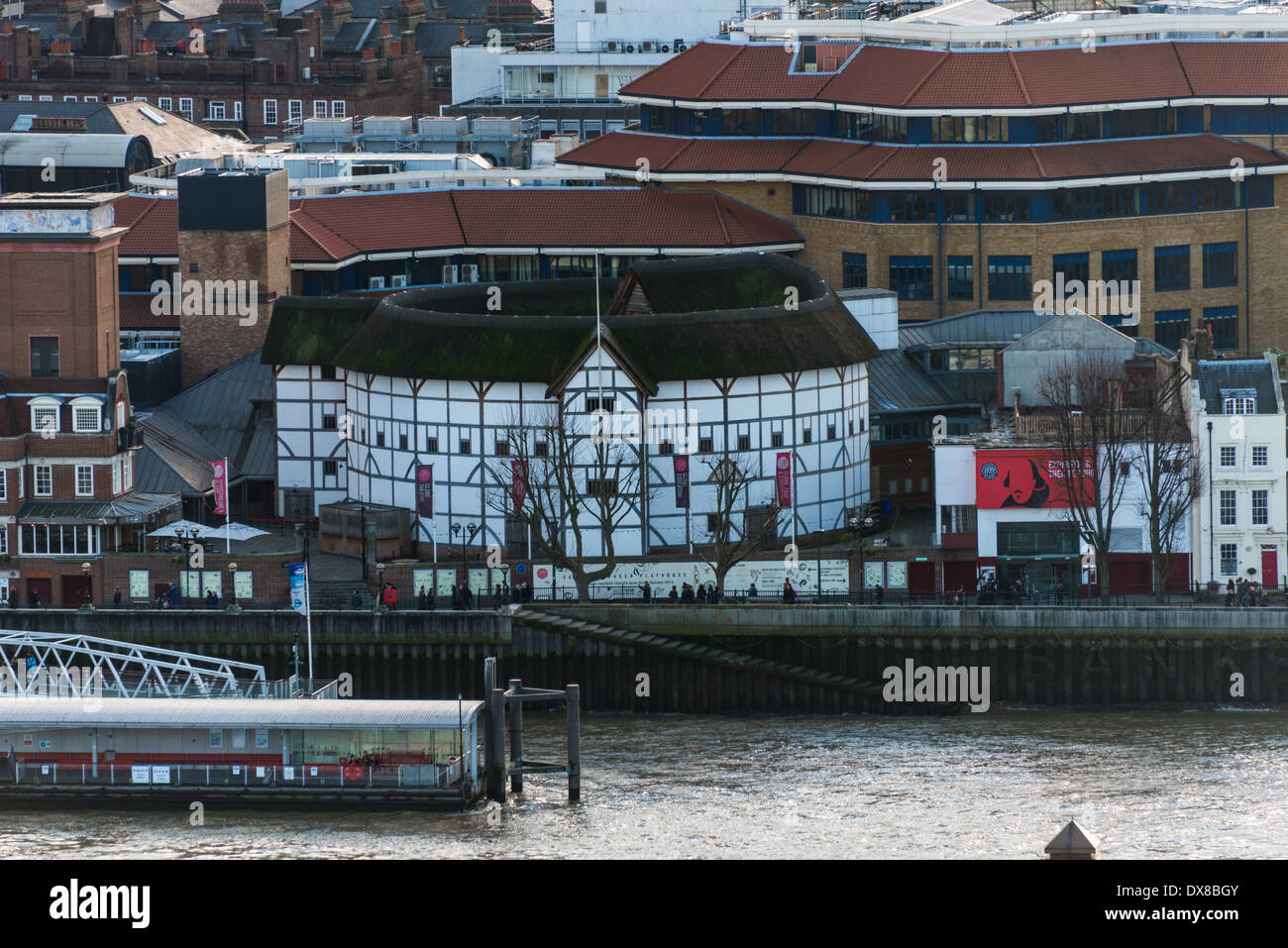 Shakespeares Globe Theatre am Ufer der Themse, London Stockfoto