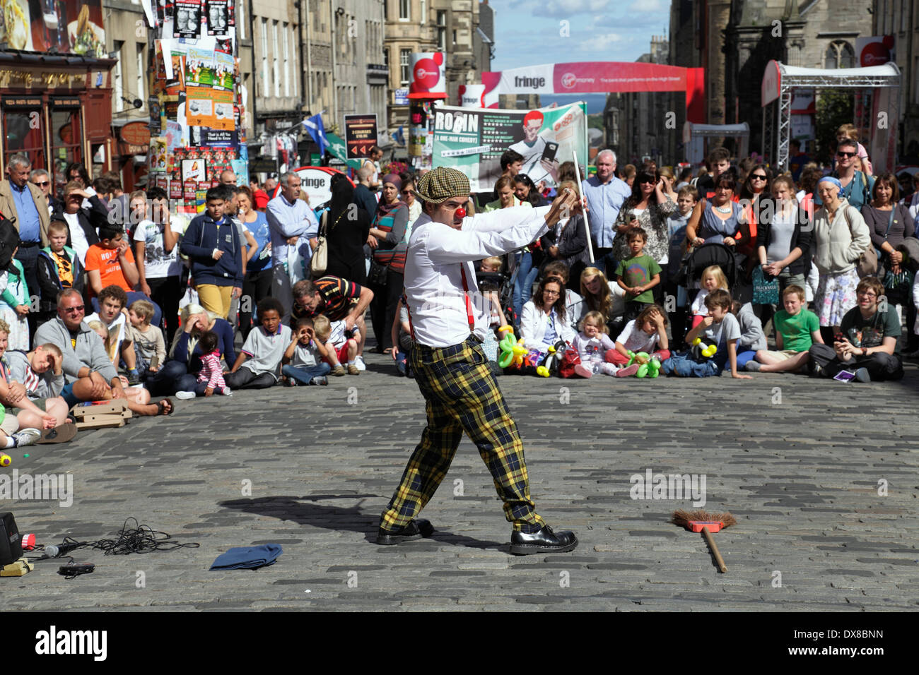 Street Performer Comedian Pedro Tochas aus Portugal unterhält ein Publikum auf der Royal Mile beim Edinburgh International Festival Fringe, Schottland, Großbritannien Stockfoto