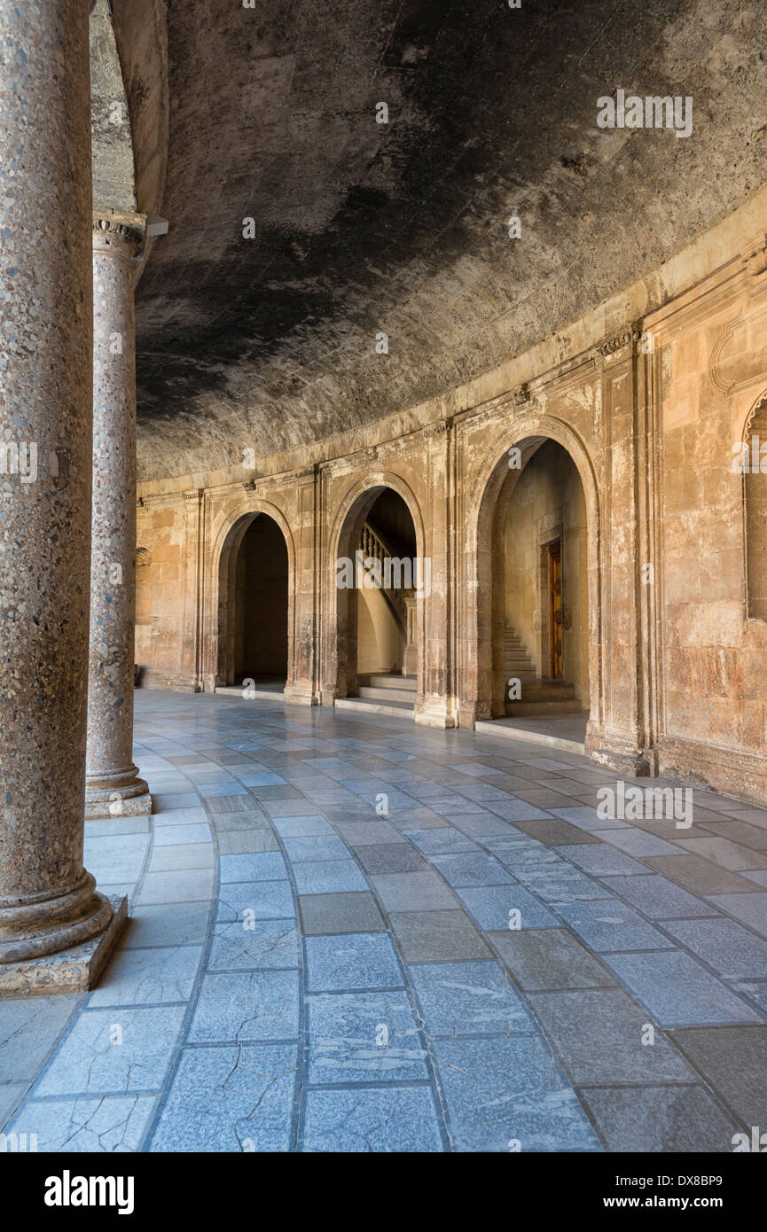 Im Inneren der dorische Kolonnade der kreisförmigen Terrasse des Palast von Charles V in Granada Spanien Stockfoto