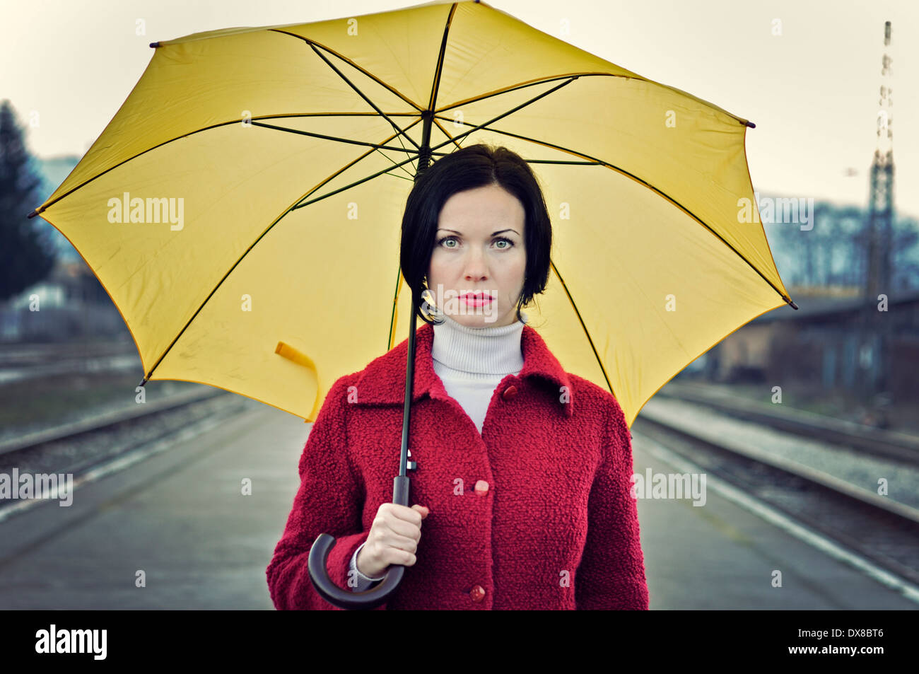 Frau Holding gelben Regenschirm Stockfoto