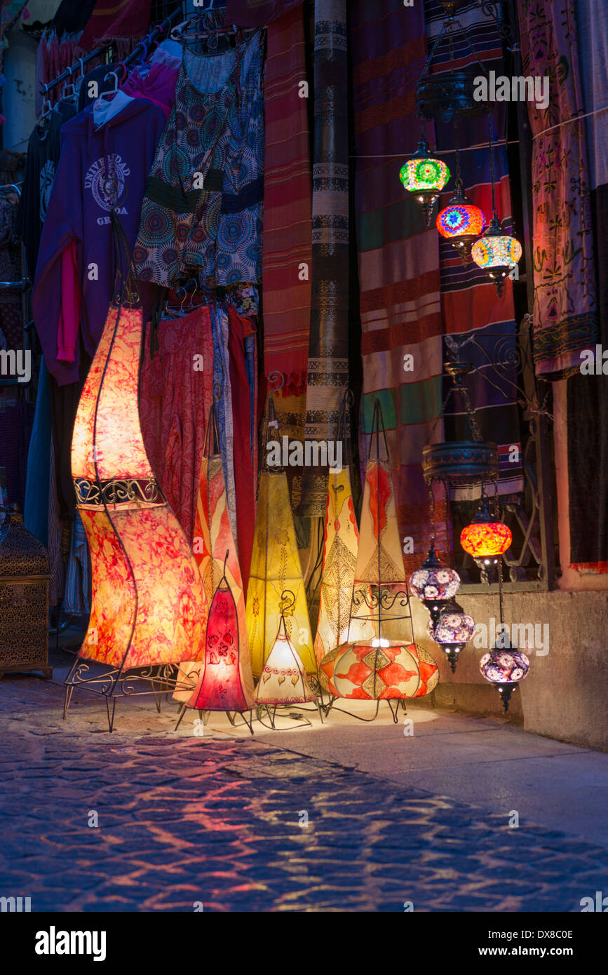 Bunte Lampen auf dem Display vor einem Geschäft in El Albayzin Granada Spanien Stockfoto