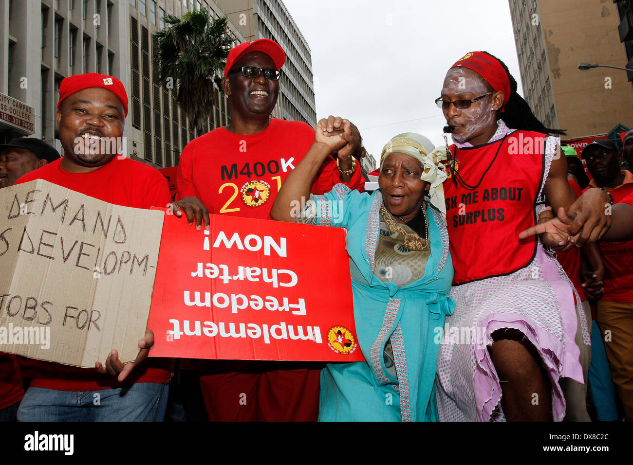 Durban, Südafrika. 19. März 2014. Abgehängte Generalsekretär Zwelinzima Vavi (zweiter von links) Märsche mit mehreren tausend Mitgliedern von der National Union of Metal Arbeitnehmer von South Africa marschierten durch zentrale Durban zu Protesten für mehr Arbeitsplätze, vor allem die Jugend. Bildnachweis: Giordano Stolley/Alamy Live-Nachrichten Stockfoto