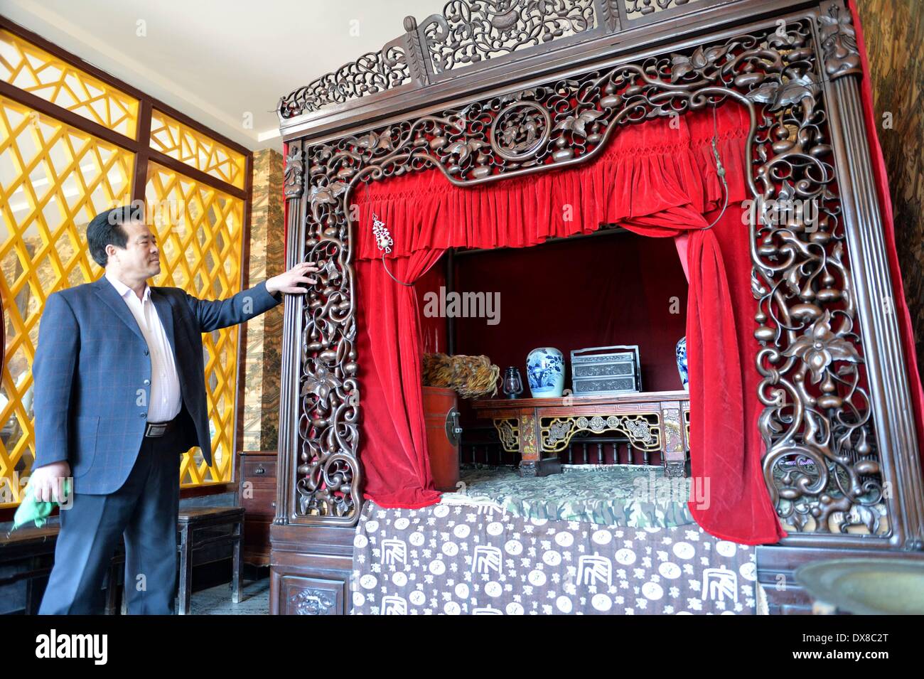 Cangzhou, Chinas Provinz Hebei. 20. März 2014. Zhang Shutong zeigt einen alten chinesischen Möbeln in seinem Museum in Zhangzhuang Dorf, Hejian Stadt, Nordchinas Provinz Hebei, 20. März 2014. Der 57 Jahre alte Bauer hat über 13.000 Antiquitäten seit 30 Jahren und richten Sie ein privates Museum kostenlos besuchen seit 2009 gesammelt. Bildnachweis: Zhu Xudong/Xinhua/Alamy Live-Nachrichten Stockfoto