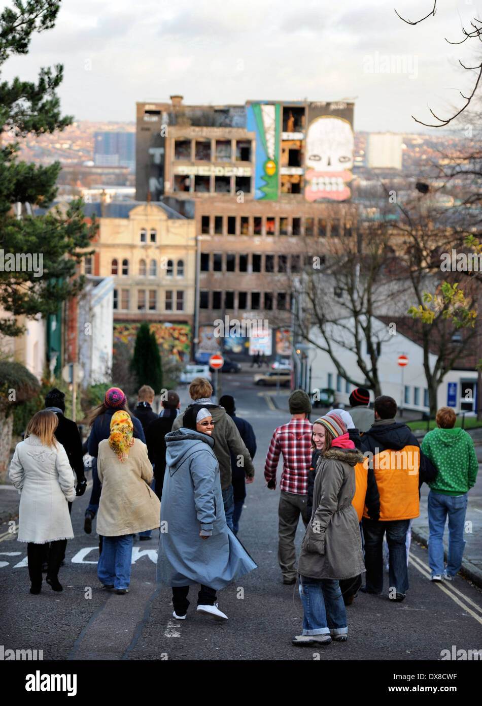 Eine multikulturelle Gruppe von Jugendlichen im Bereich Stokes Croft von Bristol UK Stockfoto