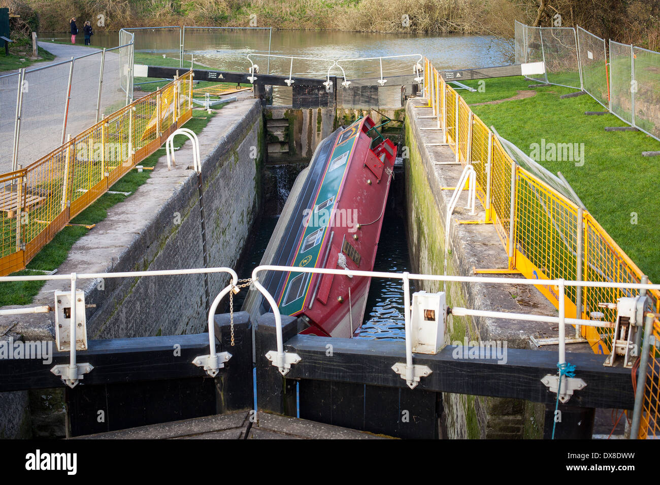 Bath, UK - 19. März 2014: Einem gekenterten Boot schmal auf der steinernen Cill in der Abbey View-Sperre auf der Kennet und Avon Kanal stecken. Stockfoto