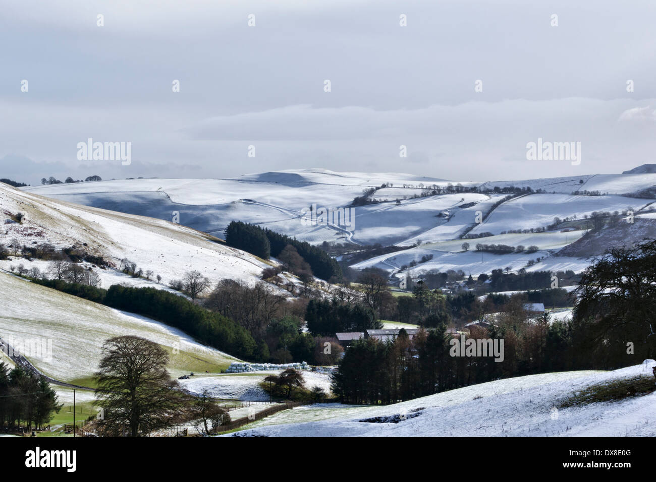 Winter-Blick über Melan Nant Llanfihangel in der Nähe von neuen Radnor auf dem walisischen Grenzen, Llanfihangel Hügel und Colva Hill im Hintergrund Stockfoto