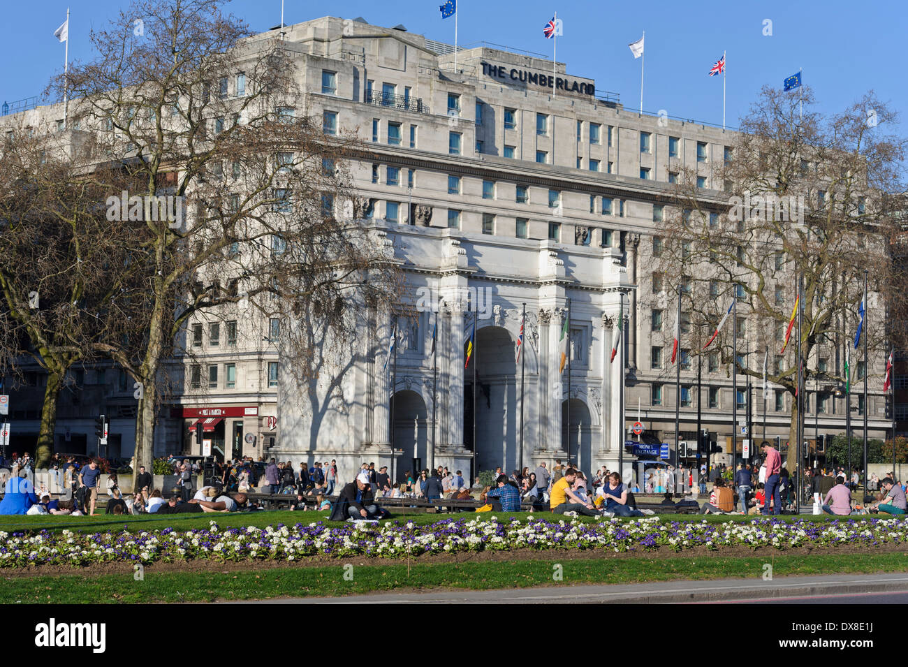 Menschen genießen die Briten warmes Wetter am Hyde Park Corner von Marble Arch Denkmal, London, England, Vereinigtes Königreich. Stockfoto