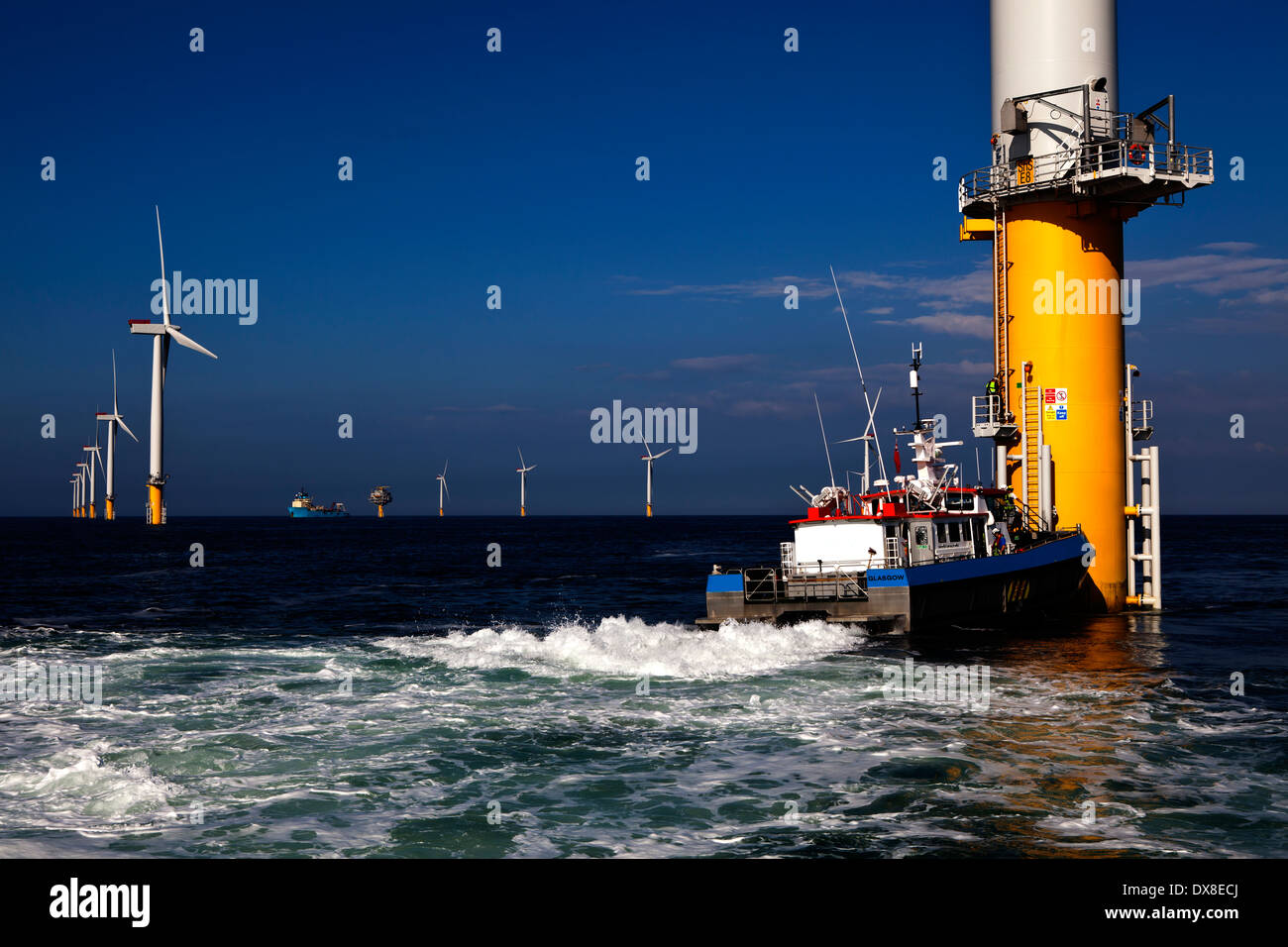Boot an der Windkraftanlage Stockfoto