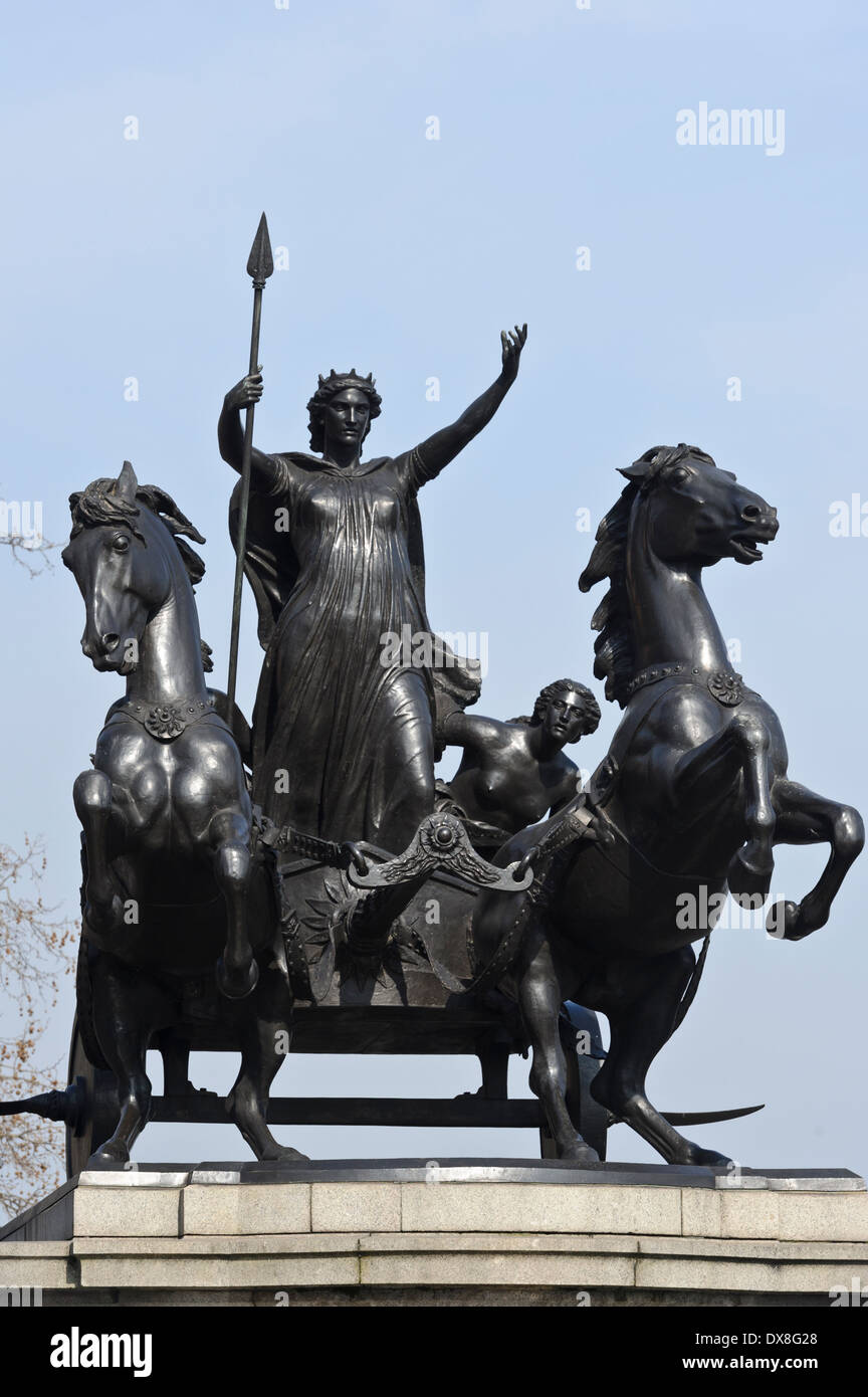 Statue der Königin Boudica in einem Wagen, gezogen von Pferden auf Westminster Bridge, London ...