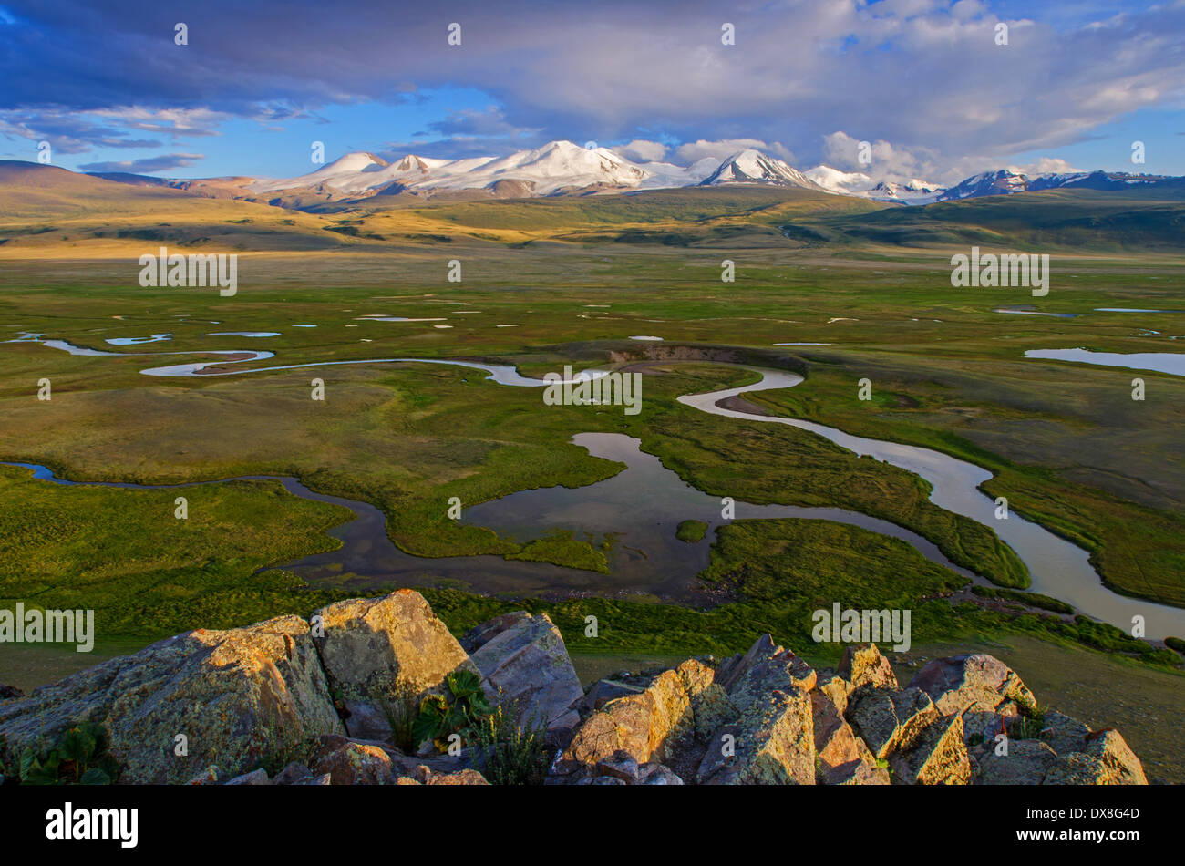 Akalakha River und dem Tabyn-Bogdo-Ola-Gebirge. Das Ukok-Plateau. Altai-Gebirge. Russland Stockfoto