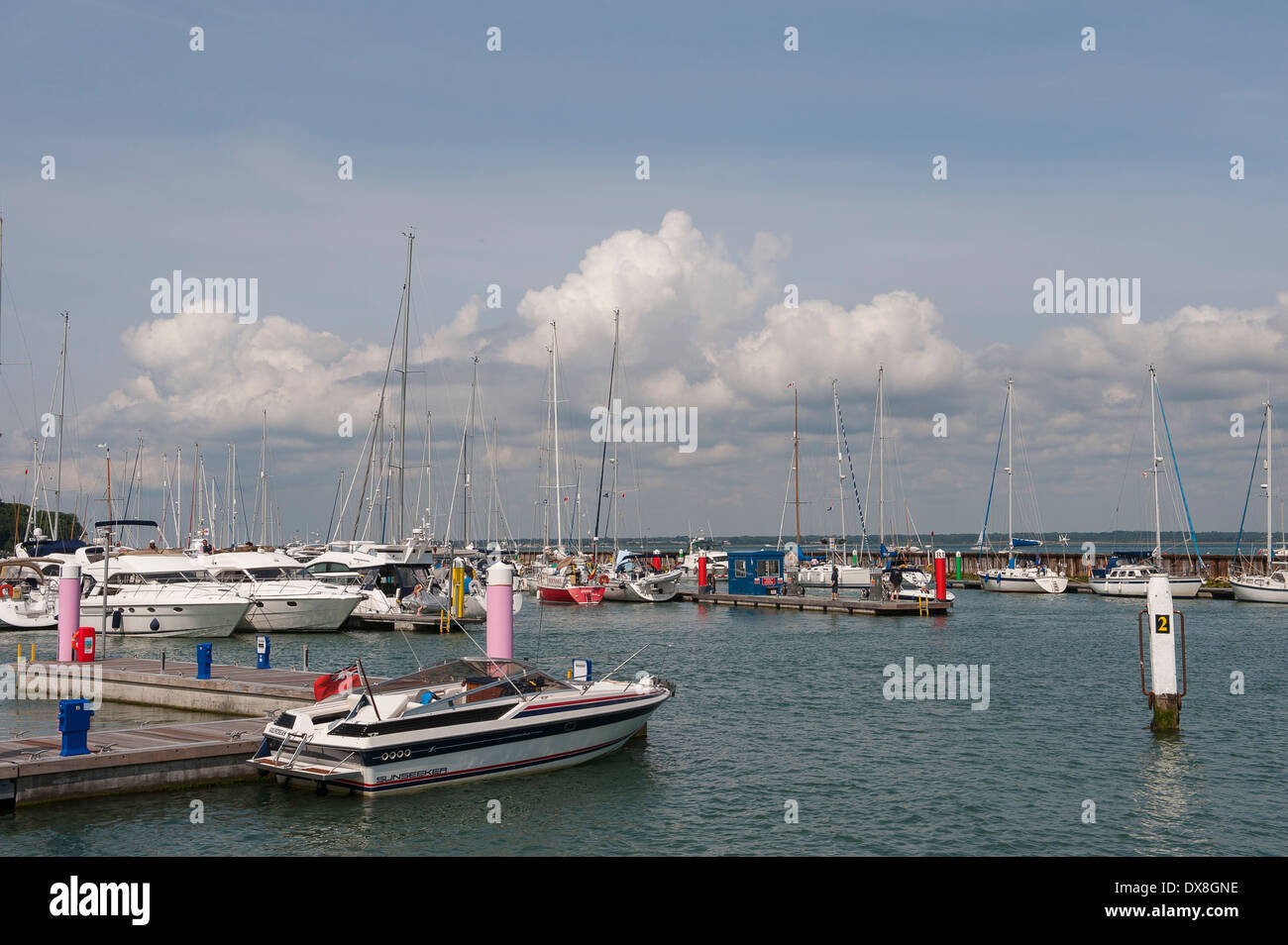 Boote vertäut an einem Yachthafen auf der Isle Of Wight, England. Stockfoto