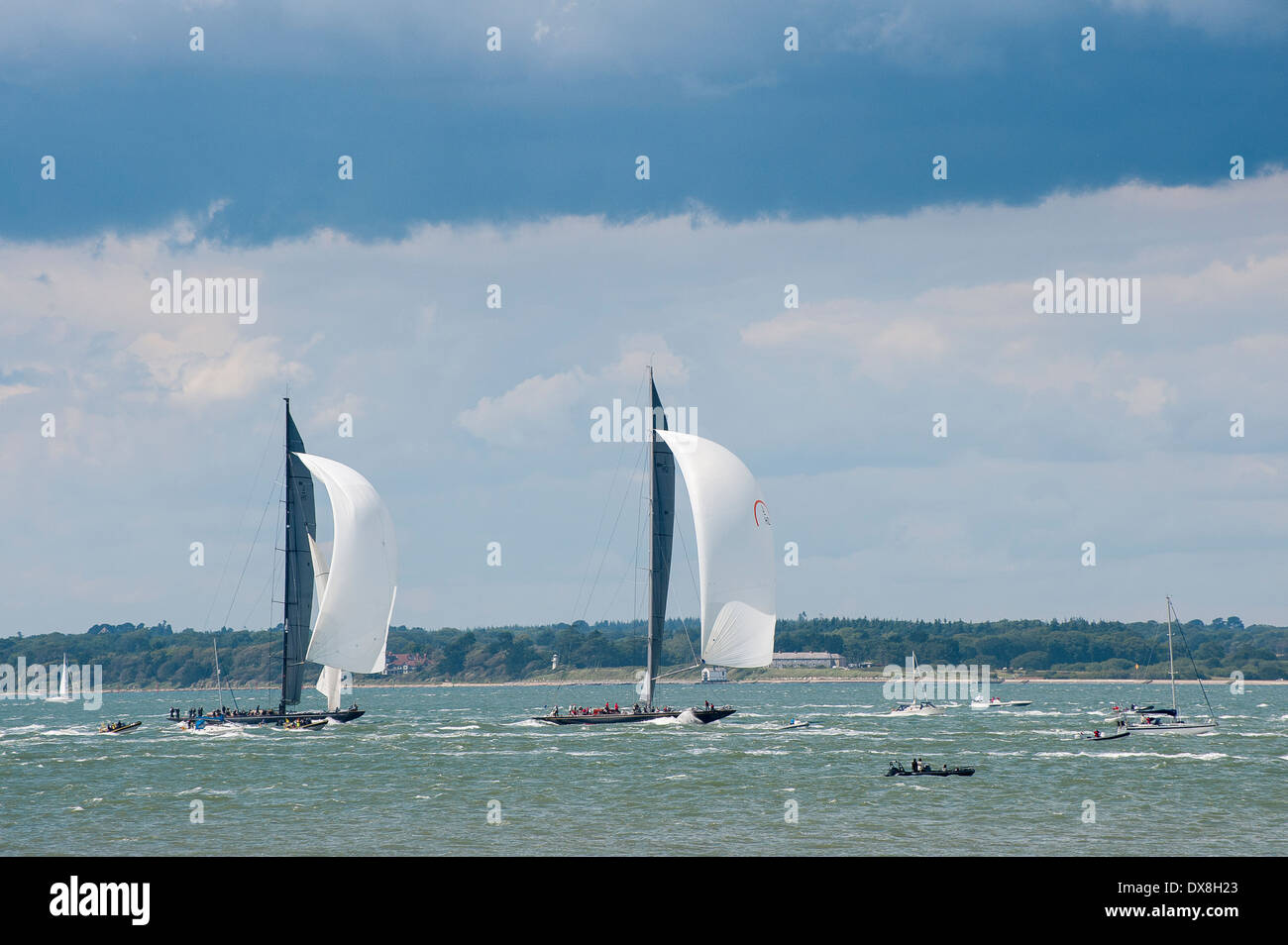 Boote in allen Formen und Größen im Solent Segeln in der Nähe von der Isle Of Wight, England. Stockfoto