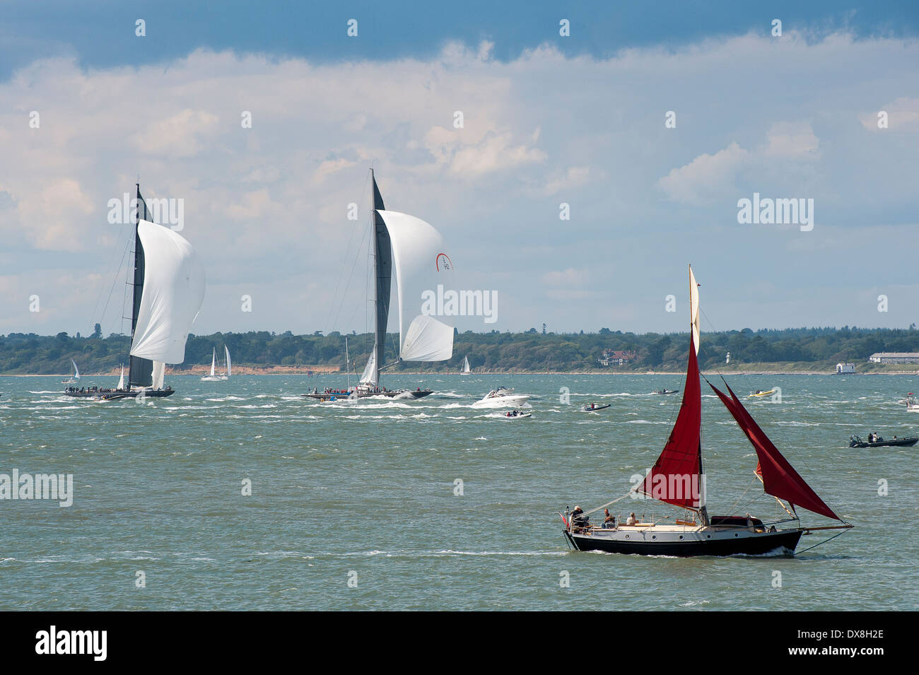 Boote in allen Formen und Größen im Solent Segeln in der Nähe von der Isle Of Wight, England. Stockfoto