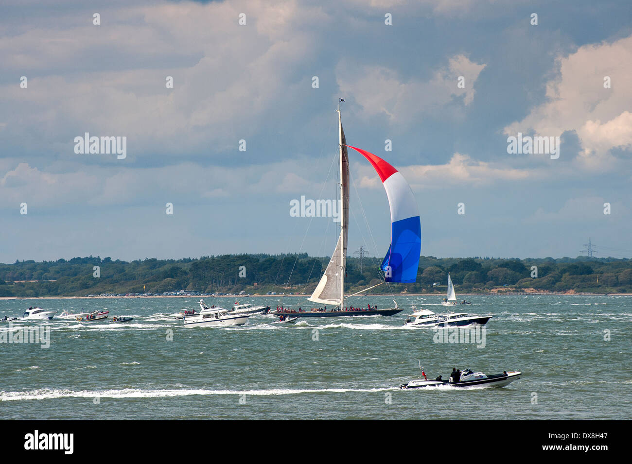 Boote in allen Formen und Größen im Solent Segeln in der Nähe von der Isle Of Wight, England. Stockfoto