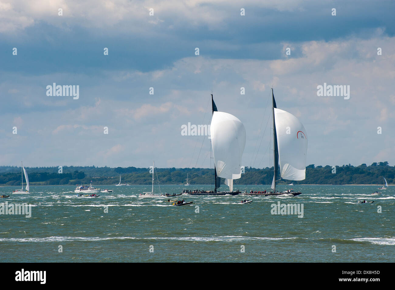 Boote in allen Formen und Größen im Solent Segeln in der Nähe von der Isle Of Wight, England. Stockfoto