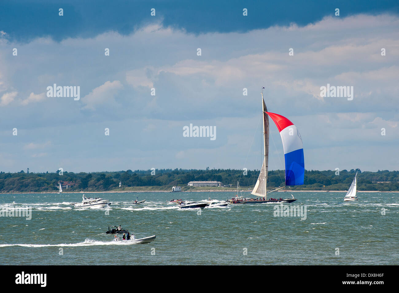 Boote in allen Formen und Größen im Solent Segeln in der Nähe von der Isle Of Wight, England. Stockfoto