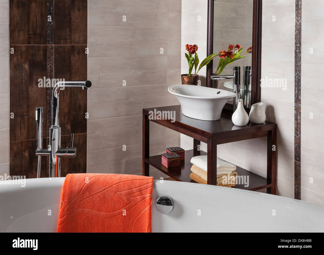 Detail der ein modernes Bad mit Badewanne und Waschbecken Stockfoto