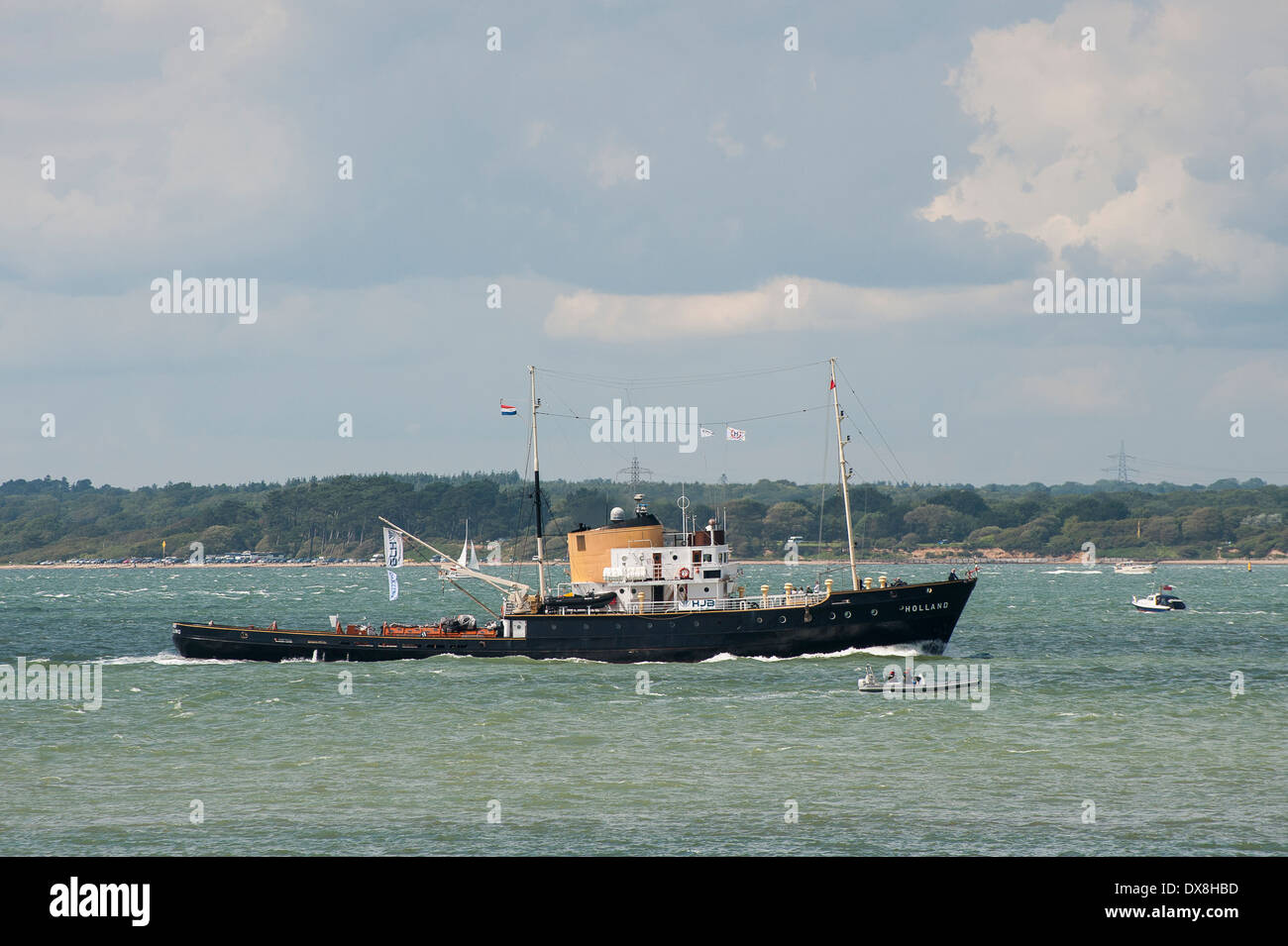 Großes Boot segeln vor der Isle Of Wight, England. Stockfoto