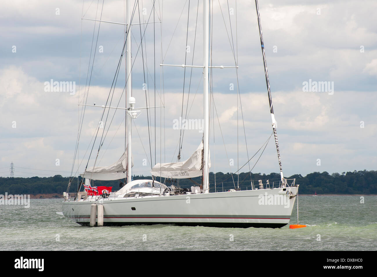 Legendäre Superyacht Mari Cha 111 Segeln vor der Küste der Isle Of Wight, England. Stockfoto