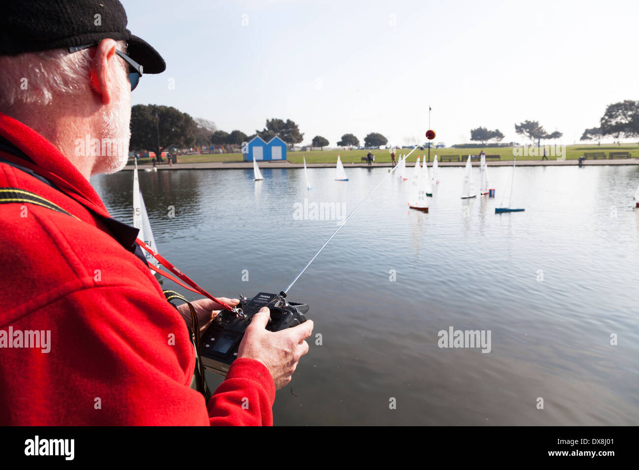 Ferngesteuerte Modell-Yacht-Enthusiasten racing auf Canoe Lake Southsea. Stockfoto