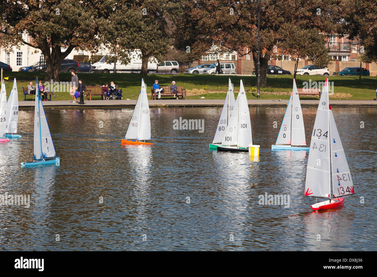 Ferngesteuerte Modell Yachten am Canoe Lake Southsea. Stockfoto