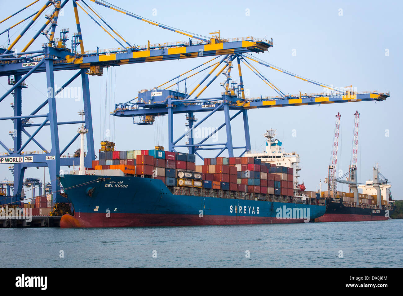 Süd Süd Indien Kerala Cochin Kochi arabischen See Vembanad See Sima Prestige Singapur Dock Schiff Portal Containerkrane Stockfoto