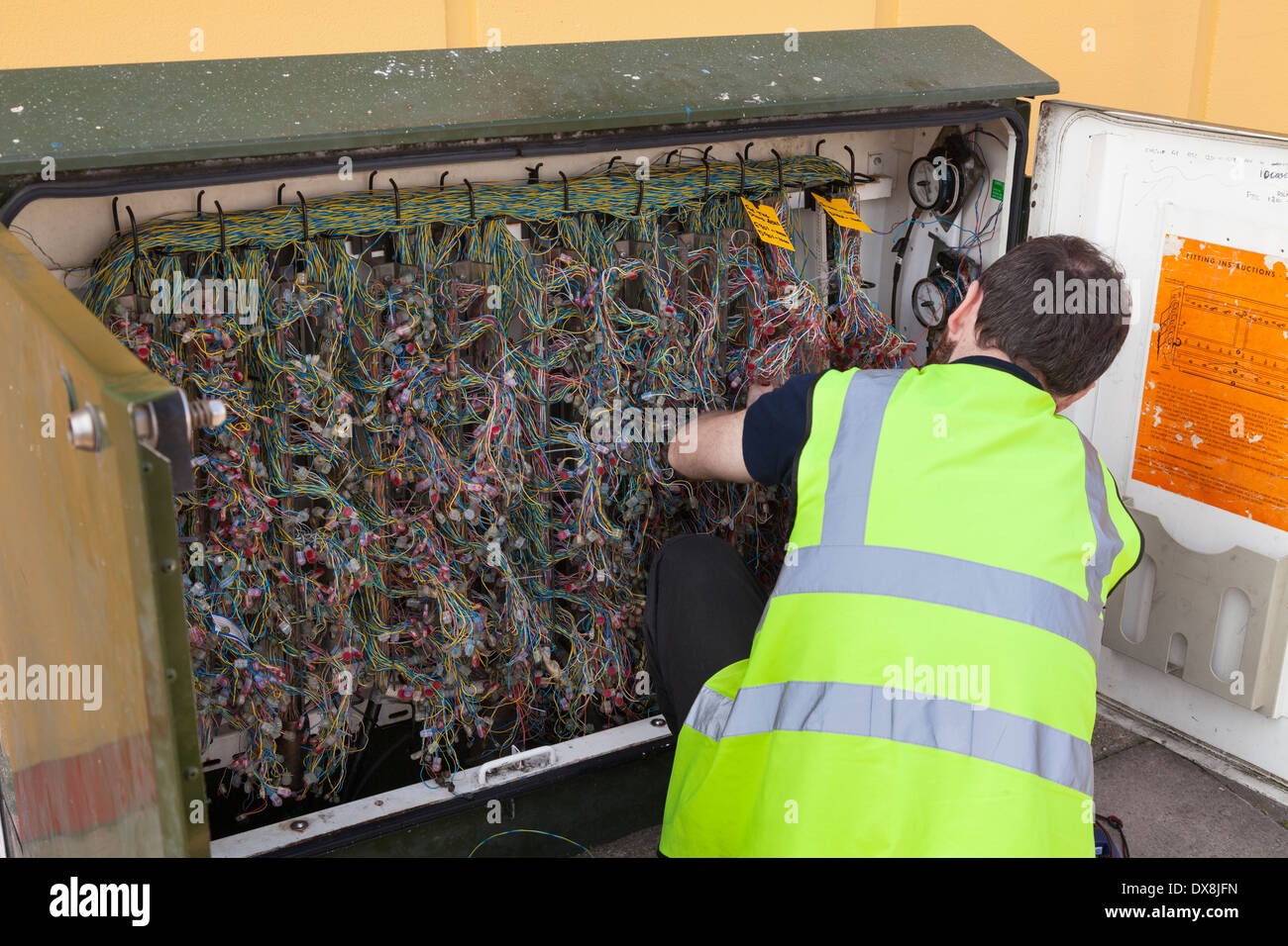 Ingenieur auf BT-Straße Telefon Anschlussdose. Stockfoto