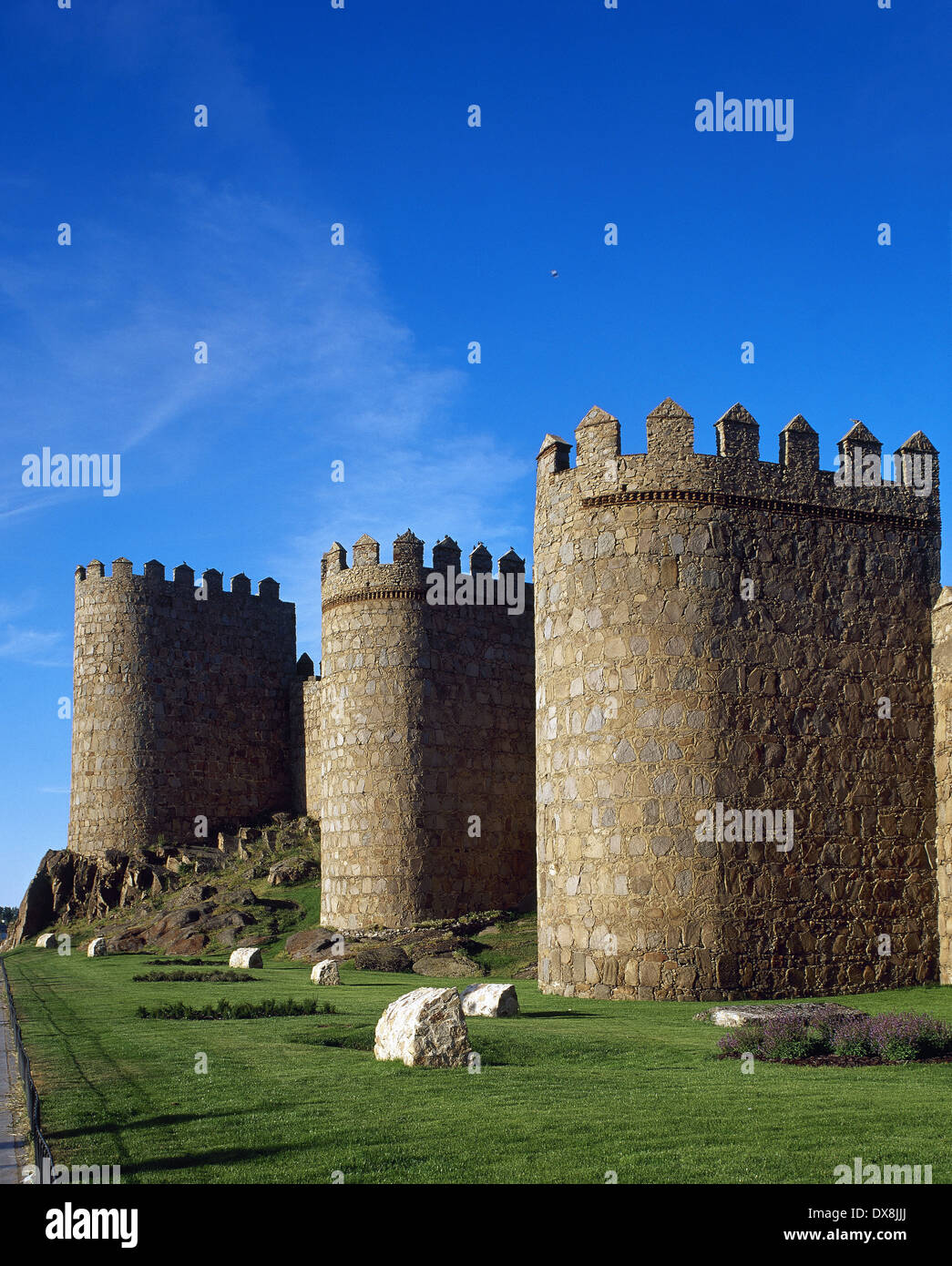 Spanien. Avila. Abschnitt des westlichen Sektors der mittelalterlichen Stadtmauer, 12. Jahrhundert, neben der Brücke Tor (Puerta del Puente). Stockfoto