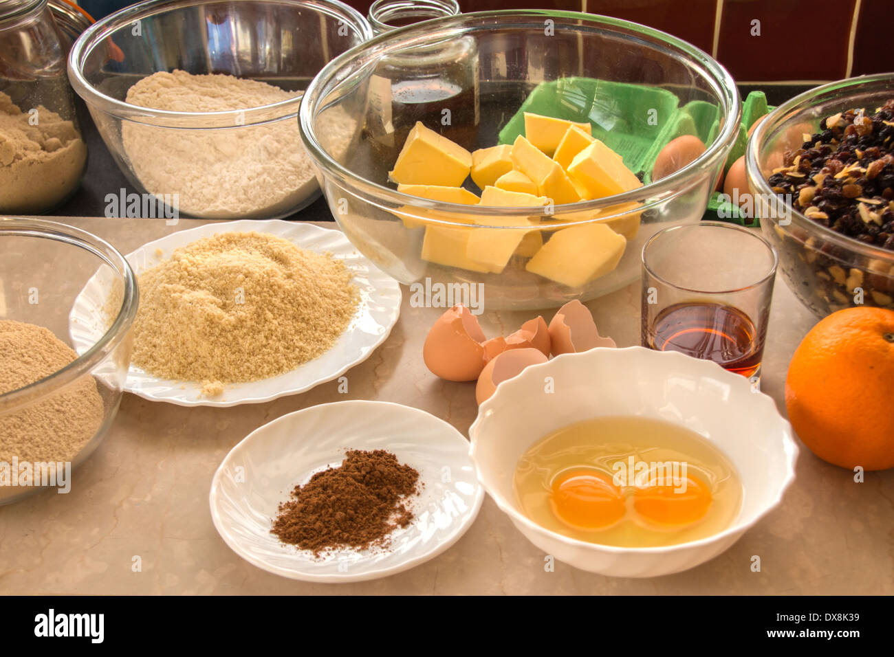 Reiche Frucht-Kuchen, Zutaten für die Herstellung ein Obstkuchen in Schüsseln bereit zu mischen (1 einer Serie von 8) Stockfoto