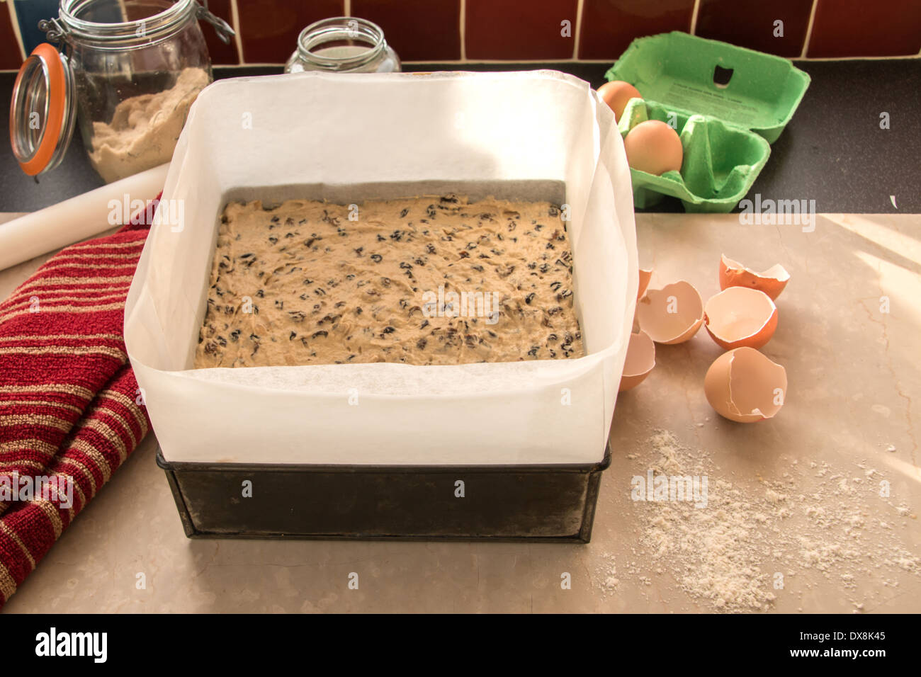 Machen einen traditionellen reiche Frucht-Kuchen, Kuchen quadratische Obst Teig in Zinn/Backen Pfanne bereit, Kochen (2 aus einer Reihe von 8) Stockfoto