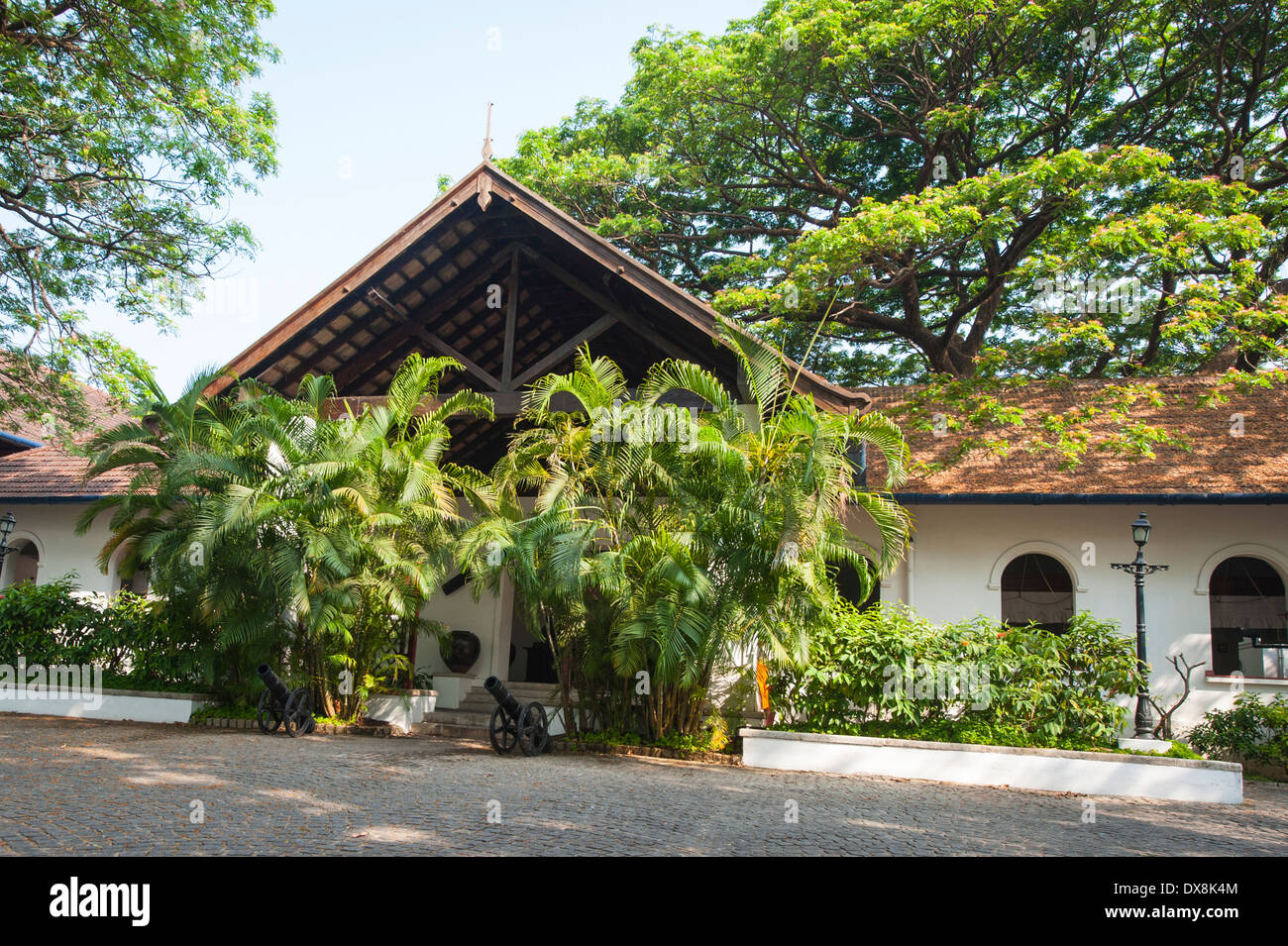 Süd Süd Indien Kerala Fort Cochin Kochi Wahrzeichen konvertiert Brunton Boatyard Hotel 1999 Haupteingang fahren Baum Bäume Straßenszene Stockfoto