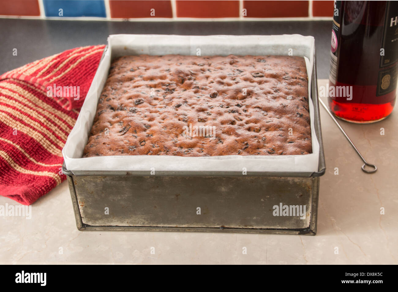 machen einen traditionellen reiche Frucht-Kuchen, gekocht/gebacken quadratischen Kuchen bereit zum Herausnehmen der Backform abkühlen (3 Reihe von 8) Stockfoto