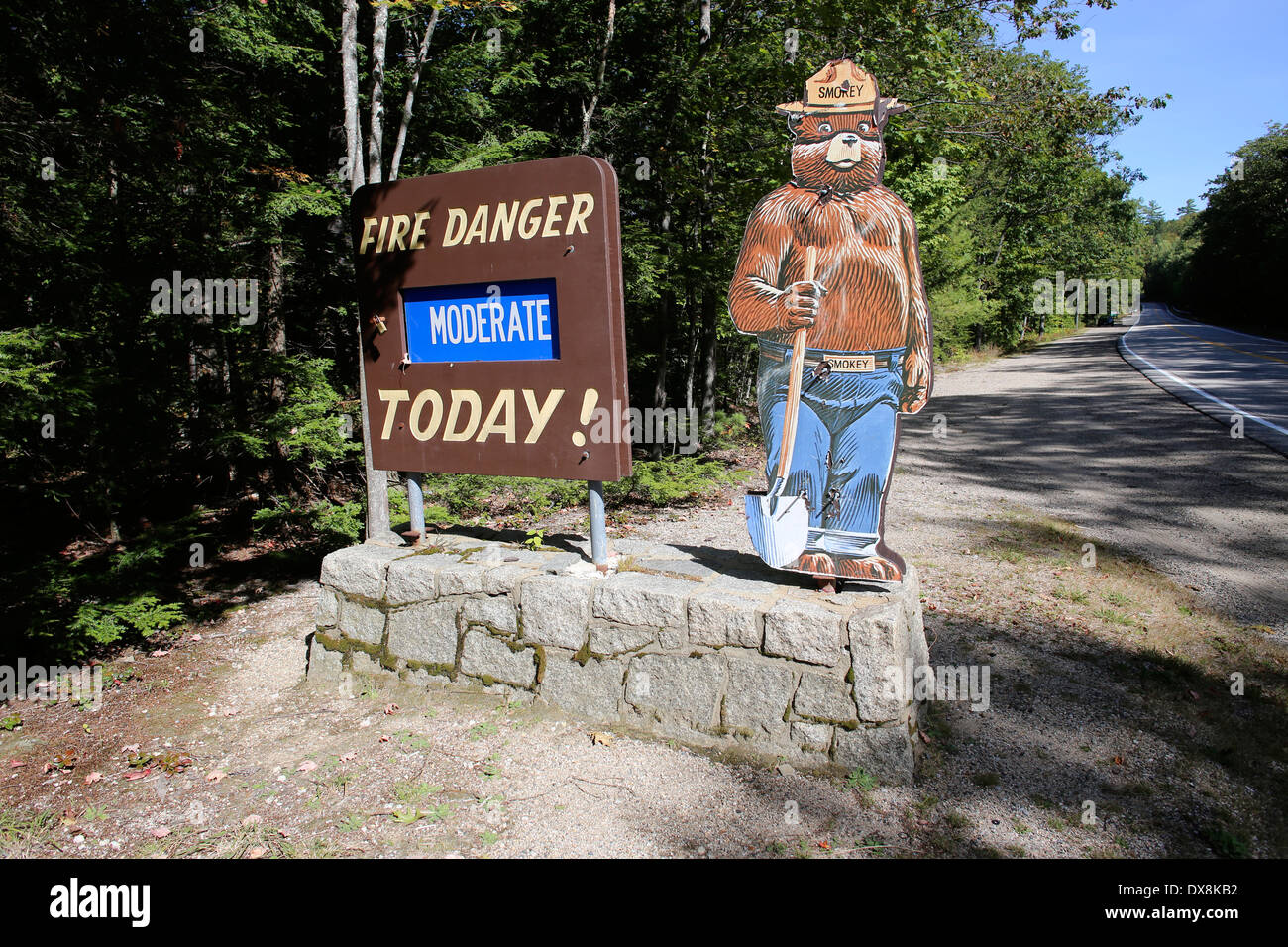 Ein Smokey Bear und Wald Feuer Warnschild in den White Mountains National Forest in New Hampshire, USA Stockfoto