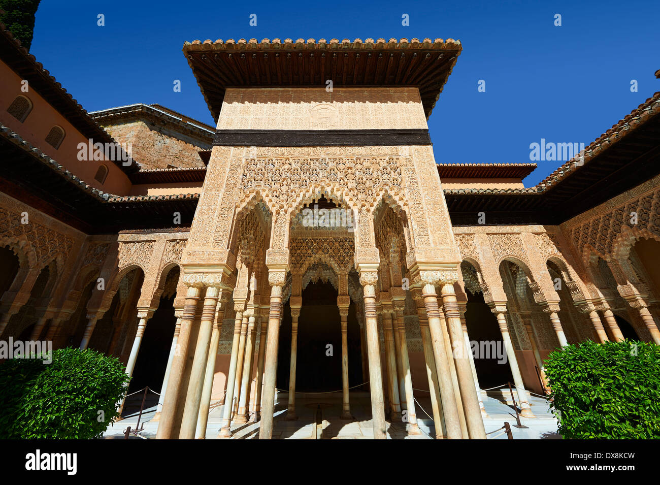 Nasriden Mocarabe Arabesque maurische Architektur des Gerichtshofs für die Löwen von Palacios Nazaries, Alhambra. Granada, Stockfoto