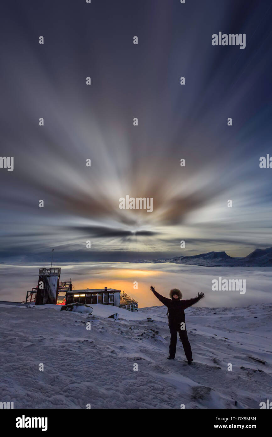 Frau gerne zur Abisko Sky Station in Abisko, Lappland, Schweden Stockfoto