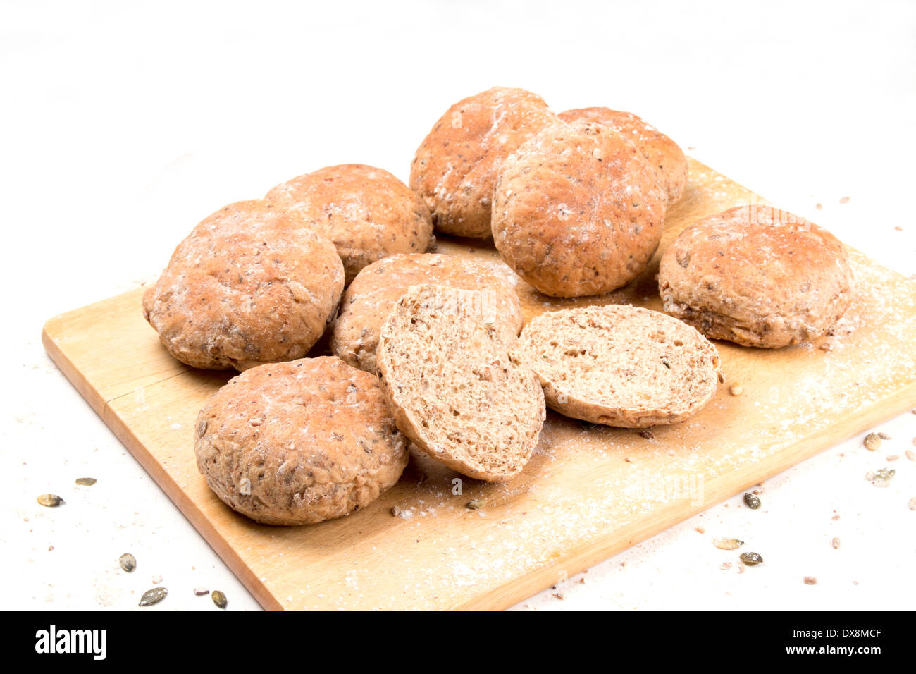 braune Getreidespeicher Brot Brötchen/Baps/Kuchen auf einem Brot-Brett mit einem geschnittenen Brötchen (10 von 15) Stockfoto