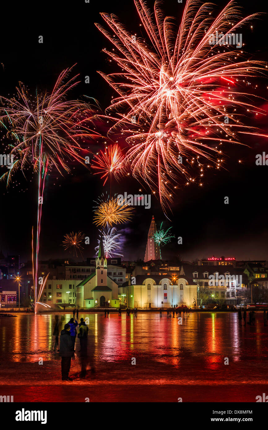 Feuerwerk an Silvester über den Teich in Reykjavik, Island Stockfoto