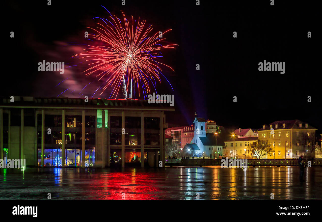 Feuerwerk an Silvester über den Teich in Reykjavik, Island Stockfoto