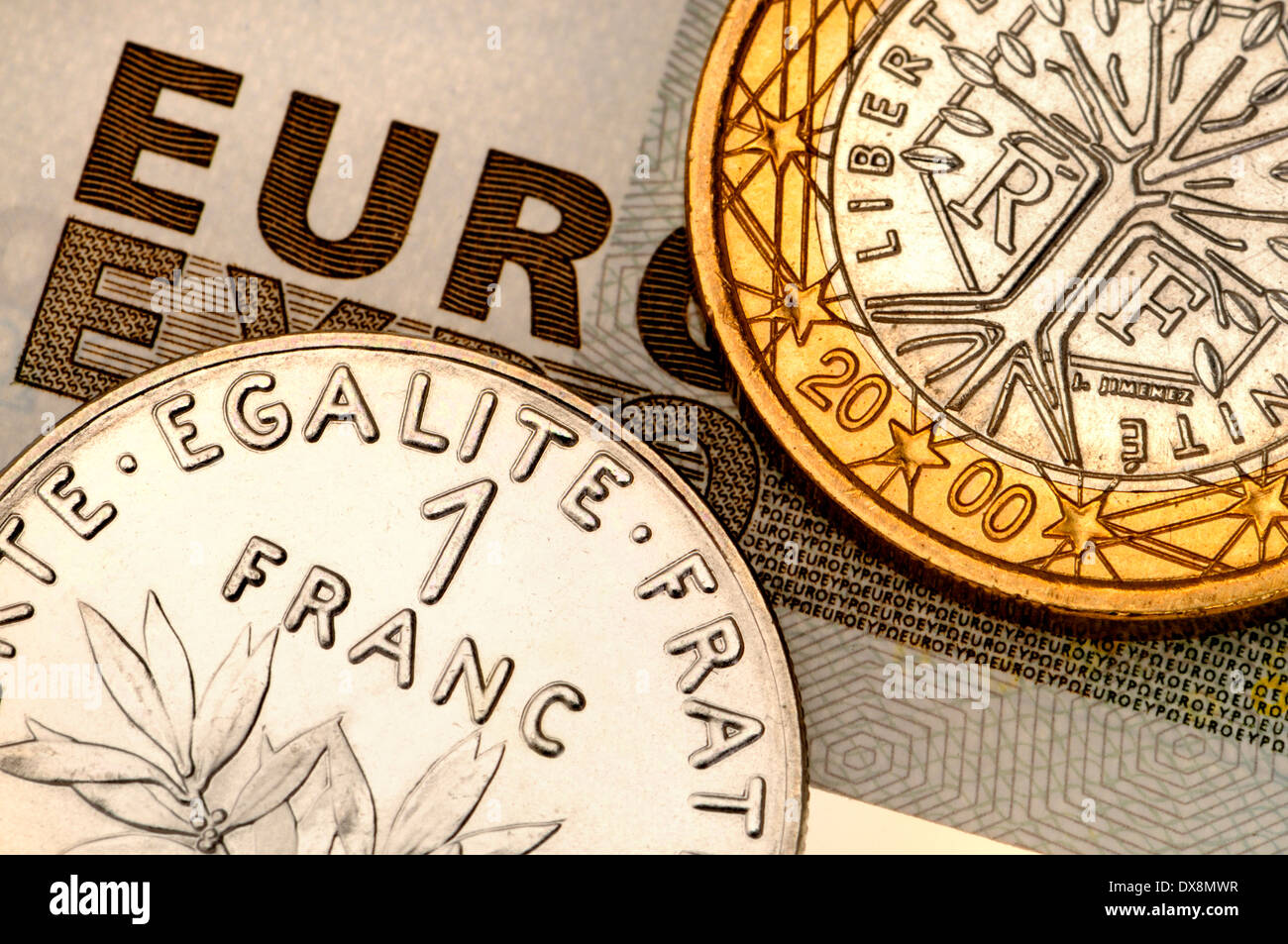 Französisch 1-Euro-Münze und alte 1 Franken auf 5 Euro note Stockfoto