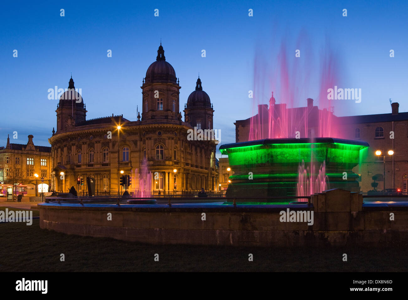 Die Queens Gardens Wasser-Brunnen und das Maritime Museum in Hull (Kingston-upon-Hull) in East Yorkshire in der Abenddämmerung. Stockfoto