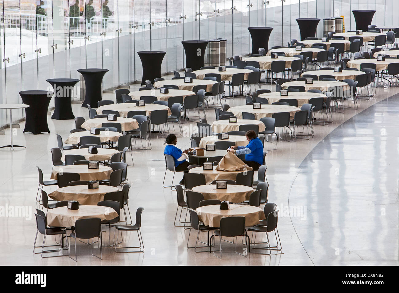 Detroit, Michigan - zwei Arbeiter in einem meist leeren Foodcourt in Cobo Hall des Detroiter Convention Centers. Stockfoto