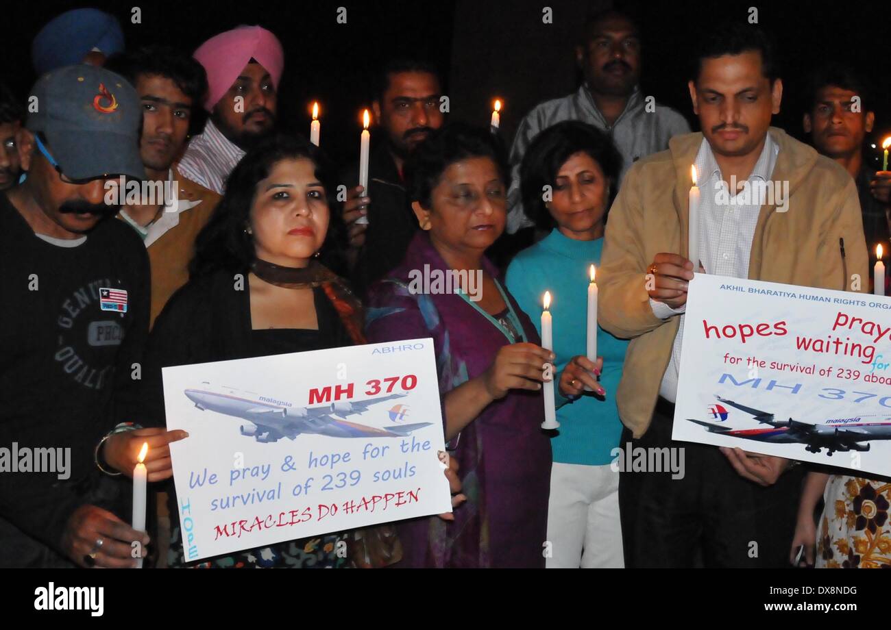 Amritsar, Indien 20. März 2014: Mitglieder der Akhil Bharatiya Menschenrechtsorganisation mit einer Kerze Licht Mahnwache für die Sicherheit der Passagiere des fehlenden malaysischen Ebene in Amritsar am Donnerstag. Das fehlende Flugzeug verschwand die 227 Passagiere und 12 Mannschaft, verblüffende internationale Rettungs- und Suchaktionen Teams, die keine Überreste gefunden haben vor einer Woche oder Hinweise in den Gewässern um Süd-Ost-Asien. Alle Passagiere und Besatzungsmitglieder sind derzeit in Untersuchung für mögliche Sabotage, obwohl keine Beweise für solche Aktivität gefunden wurde. (Foto von Prabhjot Gill/Pacific Press) Stockfoto