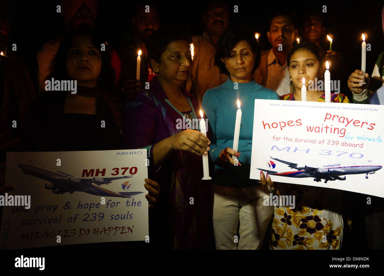 Amritsar, Indien 20. März 2014: Mitglieder der Akhil Bharatiya Menschenrechtsorganisation mit einer Kerze Licht Mahnwache für die Sicherheit der Passagiere des fehlenden malaysischen Ebene in Amritsar am Donnerstag. Das fehlende Flugzeug verschwand die 227 Passagiere und 12 Mannschaft, verblüffende internationale Rettungs- und Suchaktionen Teams, die keine Überreste gefunden haben vor einer Woche oder Hinweise in den Gewässern um Süd-Ost-Asien. Alle Passagiere und Besatzungsmitglieder sind derzeit in Untersuchung für mögliche Sabotage, obwohl keine Beweise für solche Aktivität gefunden wurde. (Foto von Prabhjot Gill/Pacific Press) Stockfoto