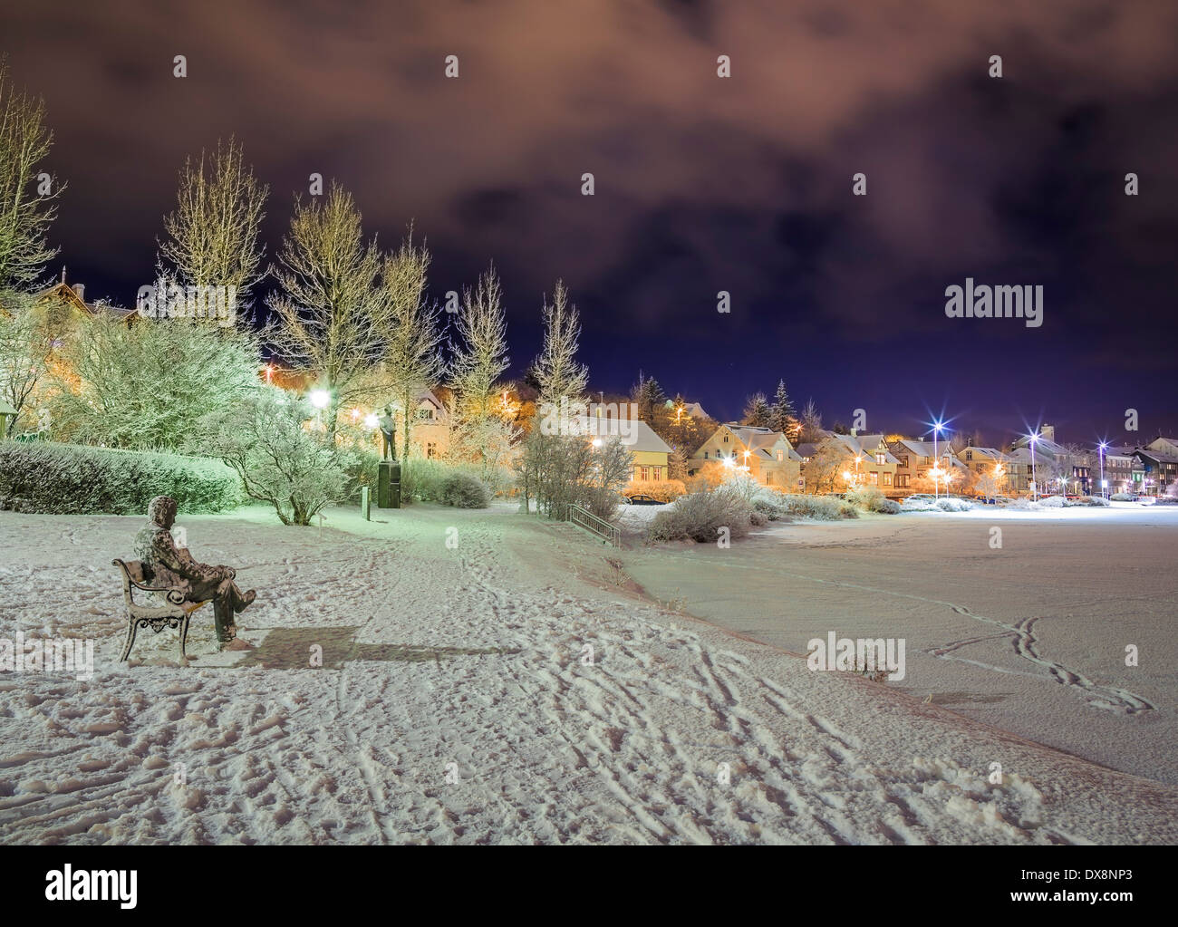 Statue des isländischen Dichter, Tomas Gudmundsson, Reykjavik Island. Reykjavik ist als UNESCO-Stadt der Literatur ausgewiesen. Stockfoto